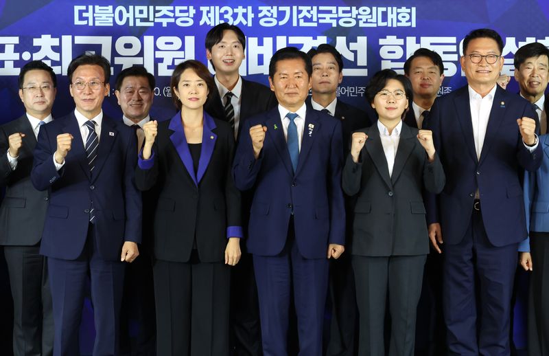 김민석·고민정·정청래·김보미·송영길 더불어민주당 당대표 후보와 최고위원 후보들이 지난 20일 서울 여의도 더불어민주당사에서 열린 당대표·최고위원 예비경선 합동연설회에서 기념 촬영을 하고 있다. 2026.7.20 ⓒ 뉴스1 국회사진기자단