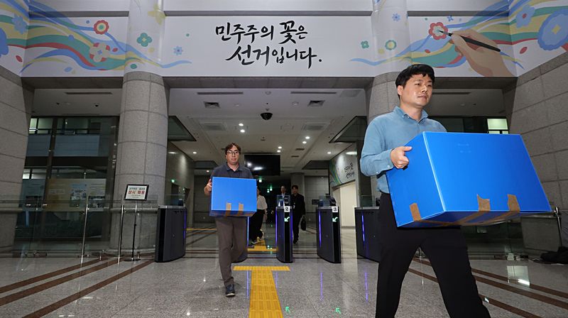 [과천=뉴시스] 김금보 기자 = 검경 합동수사본부 직원들이 23일 오후 경기 과천시 중앙선거관리위원회에서 압수수색을 마친 뒤 이동하고 있다.합동수사본부는 6·3 지방선거 당일 벌어진 투표율 허위 조작 입력과 투표 용지 부족으로 인한 국민참정권 침해와 관련해 중앙선거관리위원회, 경기도선거관리위원회, 서울 송파구선거관리위원회에 대한 압수수색을 했다. 2026.07.23. kgb@newsis.com