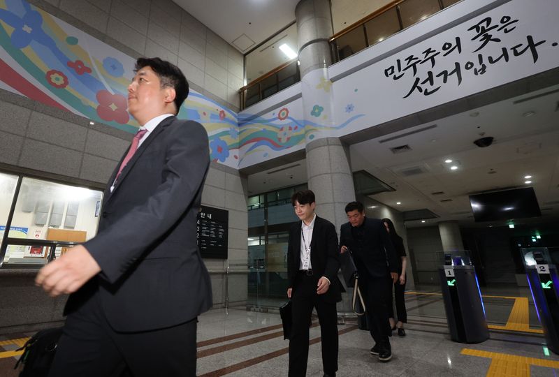 [과천=뉴시스] 김금보 기자 = 검경 합동수사본부 직원들이 23일 오후 경기 과천 중앙선거관리위원회에서 압수수색을 마친 뒤 이동하고 있다.합동수사본부는 6·3 지방선거 당일 벌어진 투표율 허위 조작 입력과 투표 용지 부족으로 인한 국민참정권 침해와 관련해 중앙선거관리위원회, 경기도선거관리위원회, 서울 송파구선거관리위원회에 대한 압수수색을 했다. 2026.07.23. kgb@newsis.com