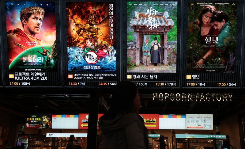 지난 3월 25일 서울 용산구의 한 영화관에서 한 관람객이 1500만 관객 돌파한 영화 '왕과 사는 남자' 포스터 옆을 지나가고 있다. ‘왕과 사는 남자’는 개봉 이후 빠른 속도로 관객을 끌어 개봉 50일 째인 이날 관객 1500만을 돌파했다. ⓒ 뉴스1 권현진 기자