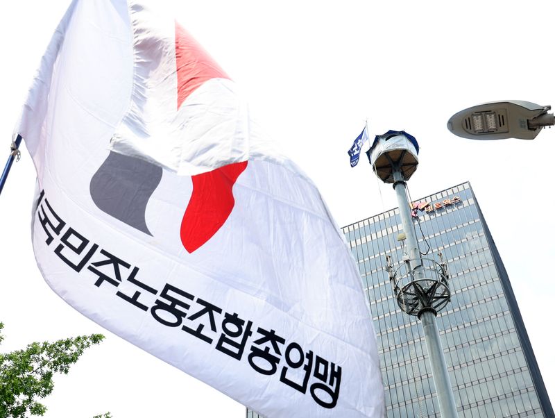 [서울=뉴시스] 배훈식 기자 = 김형수 거통고 조선하청지회장이 고공농성중인 작년 6월 19일 오후 서울 중구 한화빌딩 앞농성장 아래로 민주노총 깃발이 펄럭이고 있다. 2025.06.19. dahora83@newsis.com