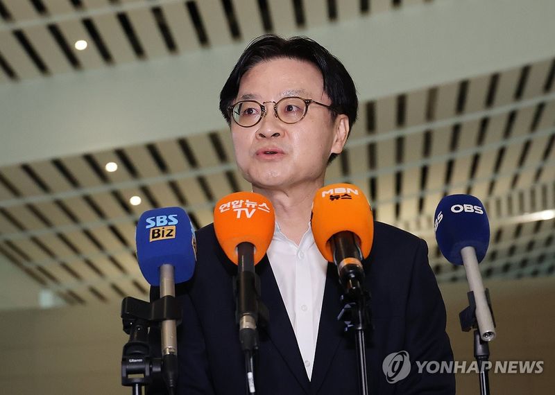 질문에 답하는 김정관 장관 (출처=연합뉴스)