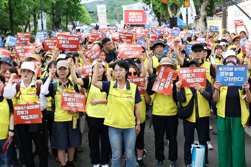 [서울=뉴시스] 황준선 기자 = 안수용 마트노조 홈플러스 지부 지부장과 조합원들이 15일 서울 종로구 청와대 앞에서 열린 '홈플러스 10만 실업대란 외면! 투기자본 MBK 먹튀 용인 이재명 정부 규탄! 7.15 홈플러스 노동자·상인 총궐기대회'에서 구호를 외치고 있다. 이날 유통업계와 홈플러스 일반노동조합에 따르면 홈플러스 대주주인 MBK파트너스 김병주 회장의 전액 보증으로 최대 채권자인 메리츠금융그룹은 이날 오후 긴급 운영 자금 2000억원을 지원하기로 합의했다. 2026.07.15. hwang@newsis.com