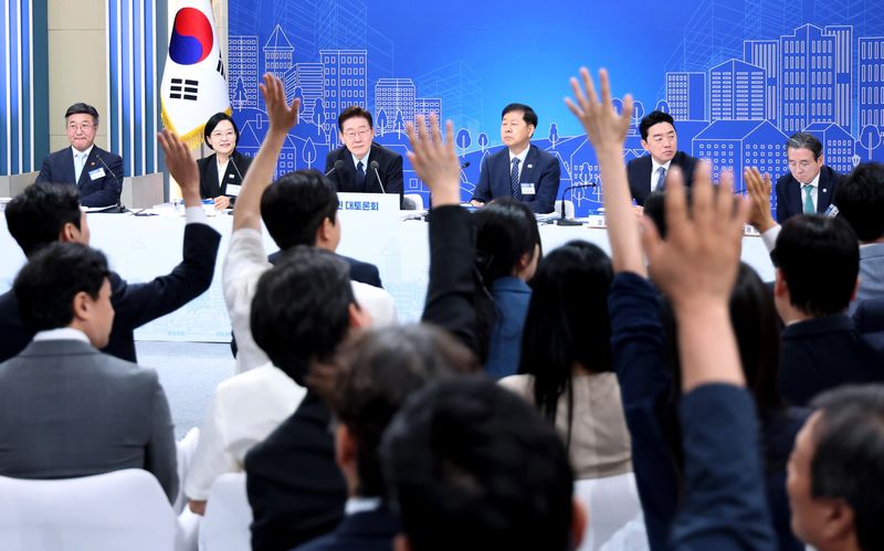 [서울=뉴시스] 김진아 기자 = 이재명 대통령이 23일 서울 여의도 KBS 별관에서 열린 부동산정책 국민 대토론회에서 참석자들의 질문을 받고 있다. (청와대통신사진기자단) 2026.07.23. bluesoda@newsis.com