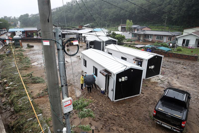 19일 오전 경북 안동시 일직면 귀미리 산불 이재민 주거용 임시 주택에 집중호우가 쏟아져 주택이 침수되고 일대가 뻘밭으로 변해 있다. 2026.7.19 ⓒ 뉴스1 공정식 기자