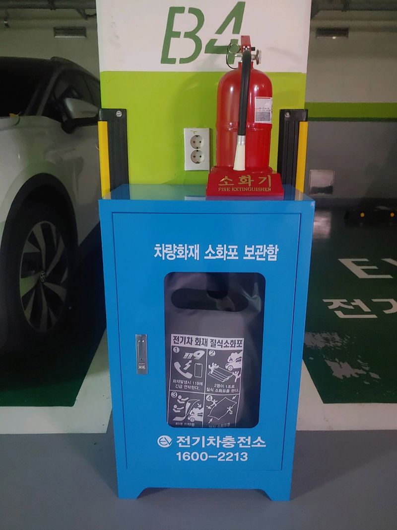 성남지역 전기차 충전구역에 설치된 화재예방시설(질식소화포).(성남시 제공. 재판매 및 DB금지)/뉴스1