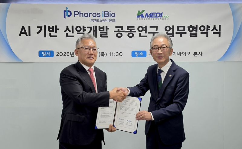 윤정혁 파로스아이바이오 대표이사(왼쪽)와 박구선 케이메디허브 이사장이 'AI 기반 신약개발 공동연구 업무협약'을 체결한 뒤 기념촬영을 하고 있다. 파로스아이바이오 제공