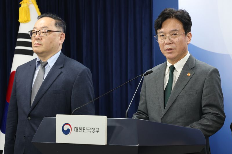 김영훈 고용노동부 장관이 29일 서울 종로구 정부서울청사에서 노동조합 및 노동관계조정법 개정안(노란봉투법) 관련 브리핑을 하고 있다. 2025.7.29 ⓒ 뉴스1 임세영 기자