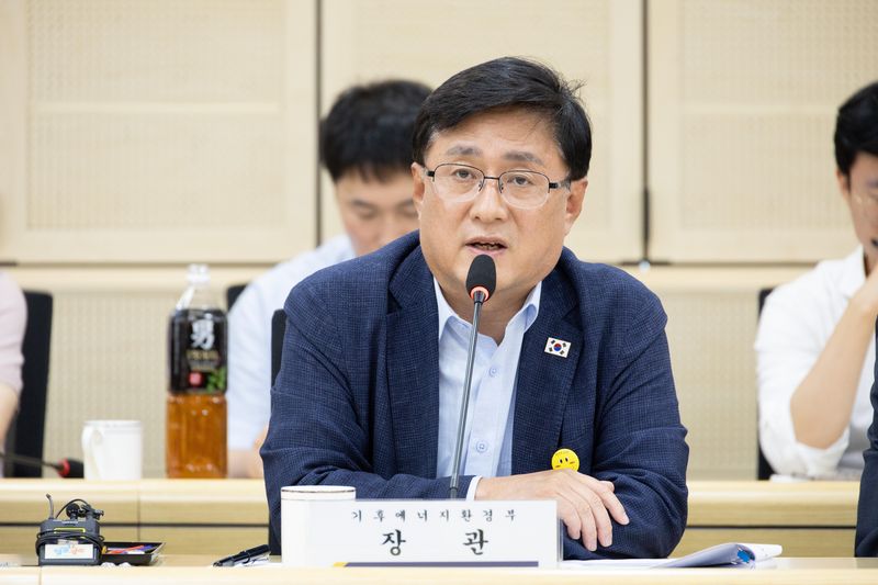 [서울=뉴시스] 김성환 기후에너지환경부 장관이 16일 전남광주통합특별시청에서 호남권 반도체 산업단지 전력공급을 위한 구체적인 실행계획을 점검하고 효율적 방안을 논의하고 있다. (사진=기후에너지환경부 제공) 2026.07.16. photo@newsis.com *재판매 및 DB 금지