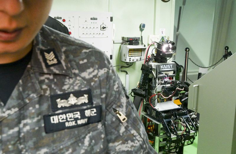 23일 해군교육사령부 조함훈련장에서 해군 최초로 진행된 로봇 승조원 전투실험에서 휴머노이드 로봇 '파이봇(PIBOT)'이 이지스구축함 서애류성룡함(DDG) 소속 함교 당직사관의 조함명령에 따라 타수 업무를 수행하고 있다. 해군 제공