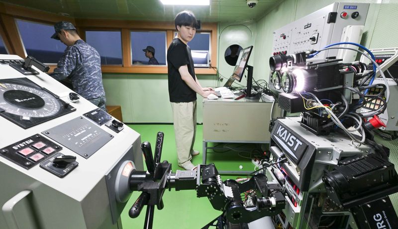 23일 해군교육사령부 조함훈련장에서 해군 최초로 진행된 로봇 승조원 전투실험에서 휴머노이드 로봇 '파이봇(PIBOT)'이 이지스구축함 서애류성룡함(DDG) 소속 함교 당직사관의 조함명령에 따라 타수 업무를 수행하고 있다. 해군 제공