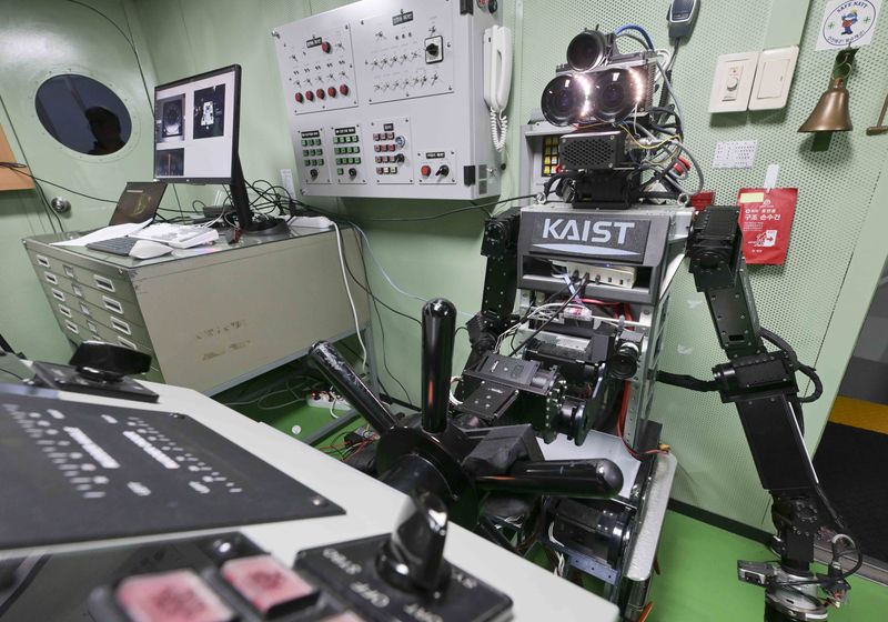 23일 해군교육사령부 조함훈련장에서 해군 최초로 진행된 로봇 승조원 전투실험에서 휴머노이드 로봇 '파이봇(PIBOT)'이 이지스구축함 서애류성룡함(DDG) 소속 함교 당직사관의 조함명령에 따라 타수 업무를 수행하고 있다. 해군 제공
