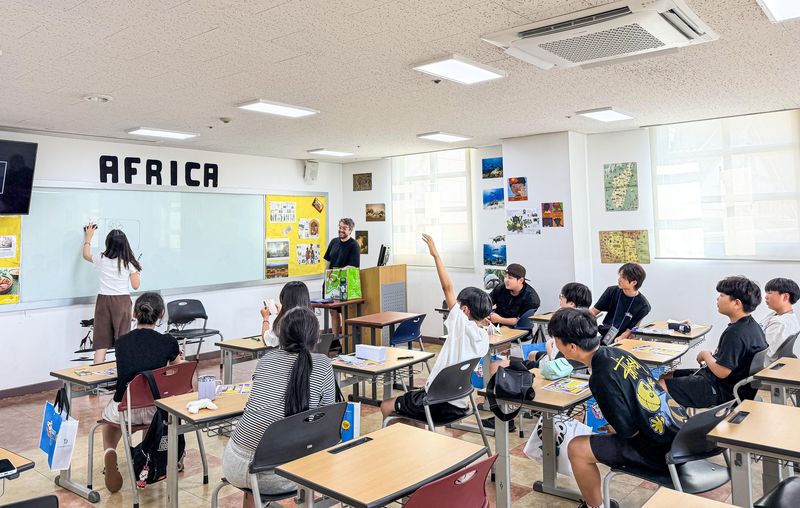 경북 울릉군 울릉중학교 학생들이 대구경북영어마을에서 영어체험 학습을 하고 있다. 영진전문대 제공