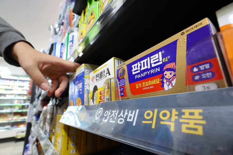 [서울=뉴시스] 황준선 기자 = 서울 시내 한 편의점에 감기약이 진열돼 있다. (기사 내용과 관련이 없습니다.) 2025.11.20. hwang@newsis.com