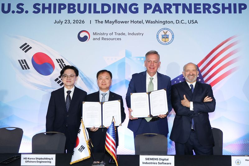 [서울=뉴시스] HD현대는 23일(현지시간) 미국 워싱턴에서 진행된 한·미 조선협력센터(KUSPC) 개소식 행사에서 글로벌 엔지니어링 기업 지멘스와 ‘차세대 마린 플랫폼’ 도입을 위한 본계약을 체결했다고 24일 밝혔다. 왼쪽부터 김정관 산업통상부 장관, 김정관 산업통상부 장관, HD한국조선해양 김형관 대표, 지멘스 토니 헤멀건 대표, 하워드 러트닉 美 상무부 장관. (사진=HD현대 제공) photo@newsis.com *재판매 및 DB 금지