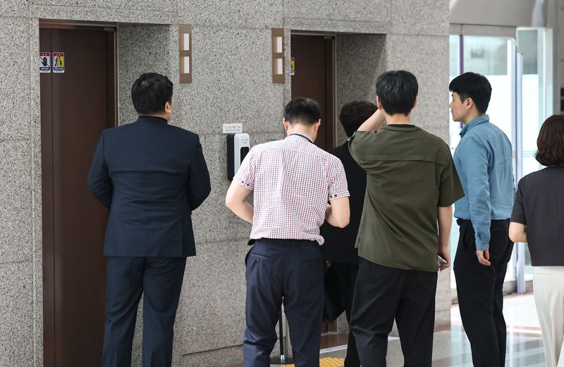 6·3 지방선거 투표용지 부족 사태의 진상 규명을 위한 검경 합동수사본부가 23일 '투표자수 전산조작' 의혹이 포착된 중앙선거관리위원회와 경기선관위 등에 대한 압수수색에 나섰다. 사진은 이날 오후 합수본 관계자들이 중앙선관위에서 이동하는 모습. 2026.7.23 ⓒ 뉴스1 김도우 기자