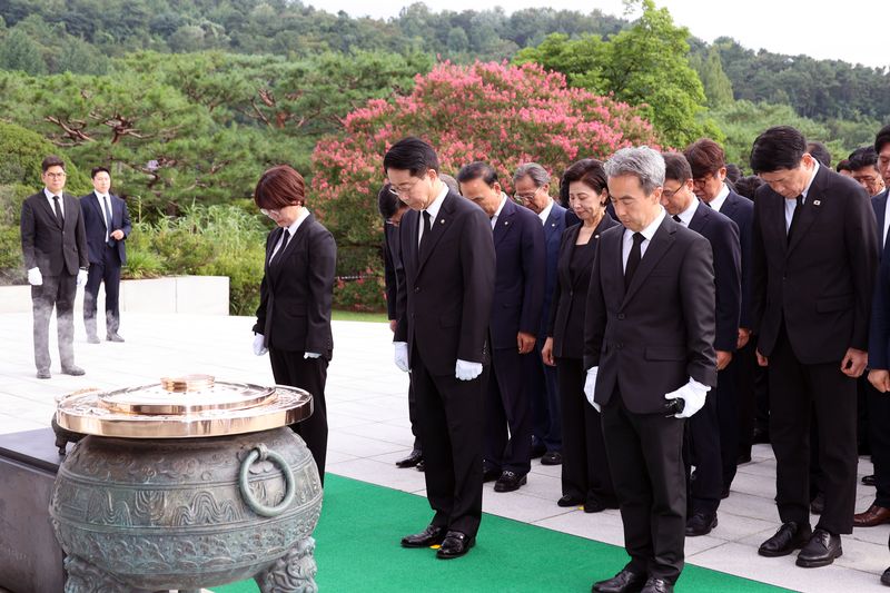 조정식 국회의장과 더불어민주당 한병도 당대표 직무대행 겸 원내대표, 국민의힘 정점식 원내대표, 조국혁신당 김준형 당대표 권한대행 겸 원내대표 등 각 당 원내대표단이 24일 서울 동작구 국립서울현충원에서 현충탑에 참배를 하고 있다. 사진=서동일 기자