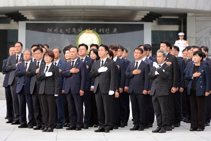 조정식 국회의장과 더불어민주당 한병도 당대표 직무대행 겸 원내대표, 국민의힘 정점식 원내대표, 조국혁신당 김준형 당대표 권한대행 겸 원내대표 등 각 당 원내대표단이 24일 서울 동작구 국립서울현충원에서 현충탑에 참배를 마친 뒤 국기에 대한 경례를 하고 있다. 사진=서동일 기자