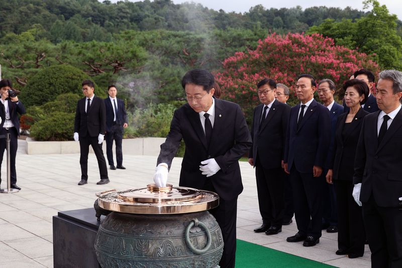 조정식 국회의장과 더불어민주당 한병도 당대표 직무대행 겸 원내대표, 국민의힘 정점식 원내대표, 조국혁신당 김준형 당대표 권한대행 겸 원내대표 등 각 당 원내대표단이 24일 서울 동작구 국립서울현충원에서 현충탑에 분향을 하고 있다. 사진=서동일 기자