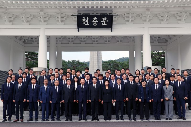조정식 국회의장과 더불어민주당 한병도 당대표 직무대행 겸 원내대표, 국민의힘 정점식 원내대표, 조국혁신당 김준형 당대표 권한대행 겸 원내대표 등 각 당 원내대표단이 24일 서울 동작구 국립서울현충원에서 현충탑에 참배를 마친 뒤 사진 촬영을 하고 있다. 사진=서동일 기자