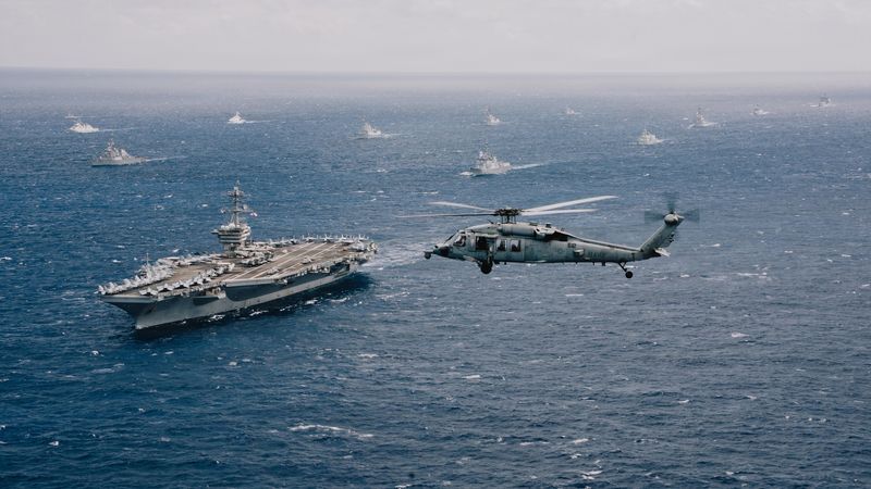 올해 환태평양훈련(RIMPAC·림팩)에 참가한 연합해군 전력이 22일(현지시간) 미국 하와이 제도 북부에서 해상훈련을 실시하고 있다.뉴시스