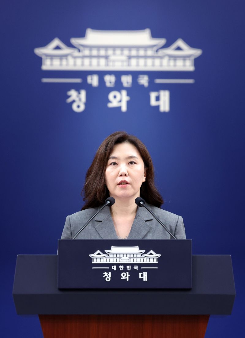 [서울=뉴시스] 김진아 기자 = 강유정 수석대변인이 15일 청와대 춘추관에서 환경미화원 임금 관련 대통령 지시사항에 대한 브리핑을 하고 있다. 2026.07.16. bluesoda@newsis.com