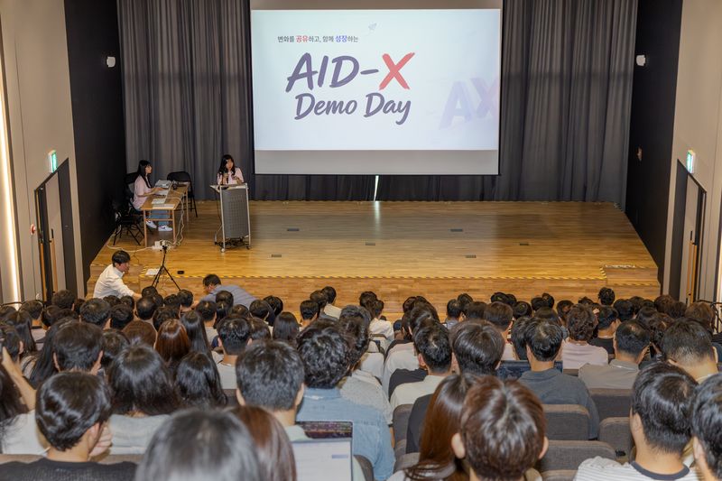 KT 정보기술(IT) 부문 구성원들이 지난 23일 경기 성남 KT 판교 사옥에서 IT 부문과 IT 전문 그룹사 KT DS가 참여하는 'AID-X 데모 데이'에 참여하고 있다. KT 제공