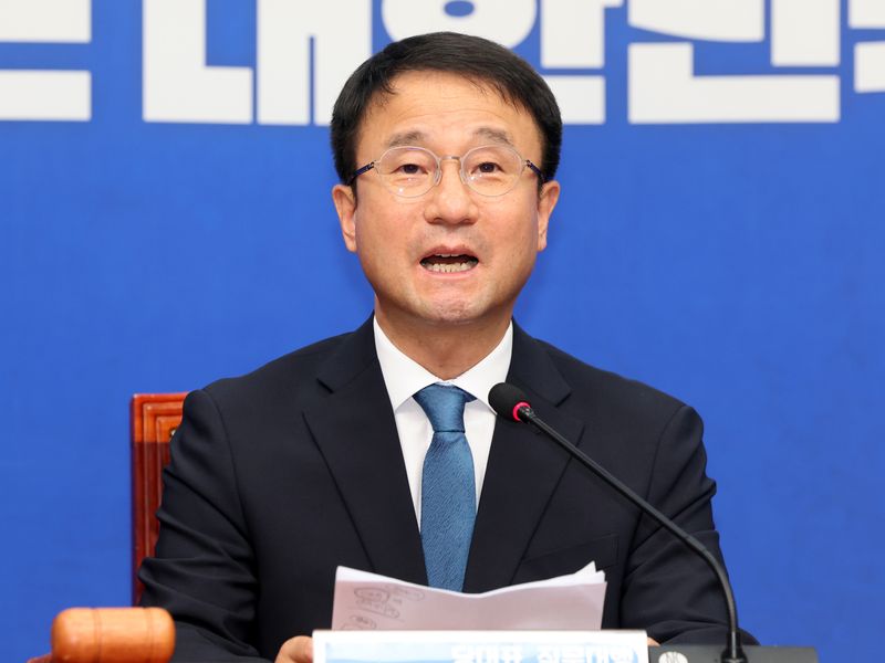 한병도 더불어민주당 당대표 직무대행 겸 원내대표가 24일 오전 서울 여의도 국회에서 열린 최고위원회의에서 모두발언을 하고 있다. 뉴스1