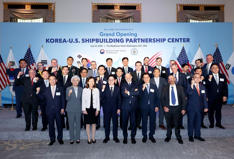 23일 미국 워싱턴 DC에서 열린 '한·미 조선 협력 파트너십 센터' 개소식에서 참석자들이 단체 기념촬영을 하고 있다. HJ중공업 제공