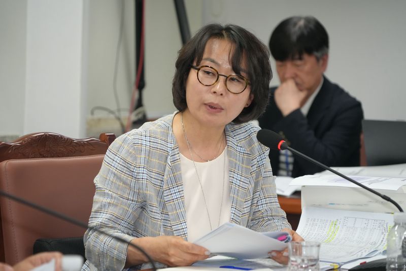 김효 제주특별자치도의원이 제주도의회 문화관광체육위원회 회의에서 오등봉공원 일대의 교통수요를 다시 분석해야 한다고 주문하고 있다. 김 의원은 음악당 운영과 대규모 공동주택 입주를 함께 고려한 주차·교통 대책을 개관 전에 마련해야 한다고 강조했다. /사진=제주특별자치도의회 제공