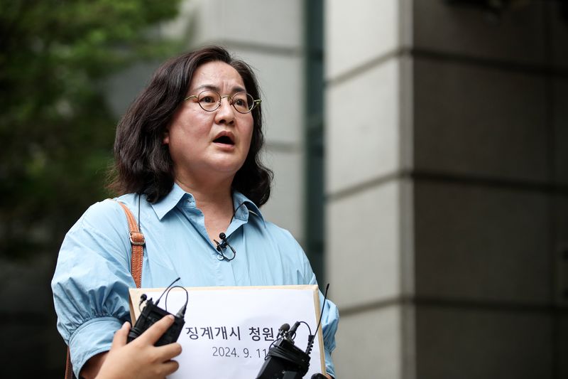 이른바 '재판 노쇼'로 피해를 입은 고(故) 박주원 양의 어머니 이기철 씨가 11일 오후 서울 서초구 서울지방변호사회관 앞에서 권경애 변호사(58·사법연수원 33기)에 대한 재징계 청구서 제출에 앞서 입장을 밝히고 있다. 2024.9.11 ⓒ 뉴스1 이승배 기자