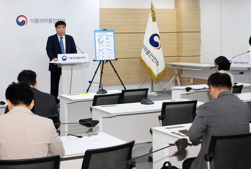 [청주=뉴시스] 배훈식 기자 = 채규한 식품의약품안전처 마약안전기획관이 24일 오전 충북 청주시 식약처 브리핑실에서 2025년 하수 내 불법 마약류 조사 결과를 발표하고 있다. 조사결과 하수처리장과 상위배수분구, 인구밀집지역 전체 하수 시료에서 메트암페타민(필로폰) 등 총 31종의 불법 마약류와 졸피뎀 등 25종의 의료용 마약류가 검출됐다. 2026.07.24. dahora83@newsis.com