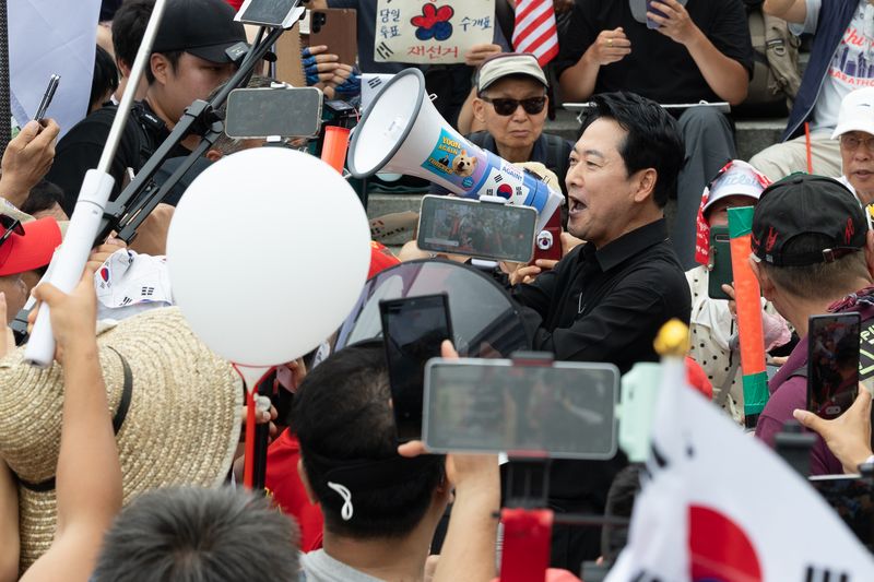 장동혁 국민의힘 대표가 6·3지방선거 이후 한 달 넘게 개표소 봉쇄 시위가 계속되고 있는 17일 오후 서울 송파구 올림픽공원 핸드볼경기장 앞 시위 현장을 찾아 확성기를 통해 발언하고 있다. 2026.7.17 ⓒ 뉴스1 안은나 기자