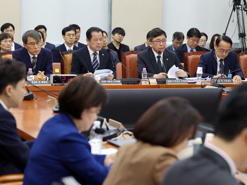 강동완 중앙선거관리위원회 사무총장 직무대리가 22일 서울 여의도 국회에서 열린 제9회 전국동시 지방선거 투표용지 부족사태 등 국민참정권 침해 진상규명 및 선거관리 개혁을 위한 국정조사특별위원회 제6차 전체회의 제2차 청문회에서 의원 질의에 답하고 있다. 2026.7.22 ⓒ 뉴스1 황기선 기자