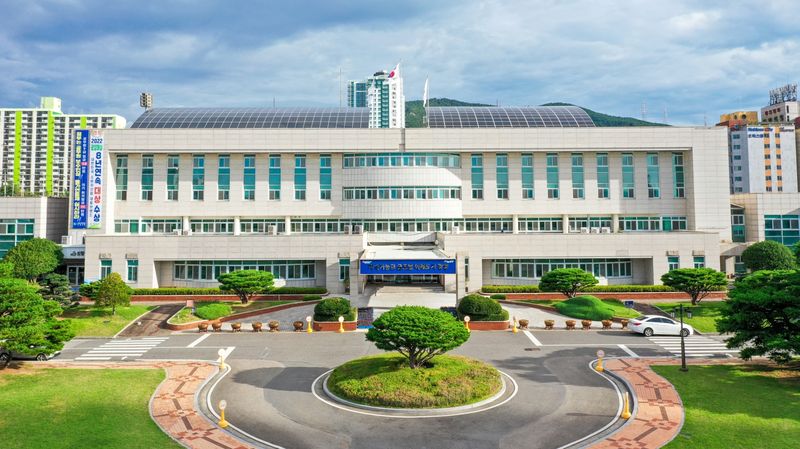 광양시<사진>가 지역 고등학교 3학년 학생들의 사회 진출 준비를 지원하고 자격증 취득에 따른 경제적 부담을 덜기 위해 올해도 1인당 최대 30만원의 자격증 취득 비용을 지원한다. 광양시 제공