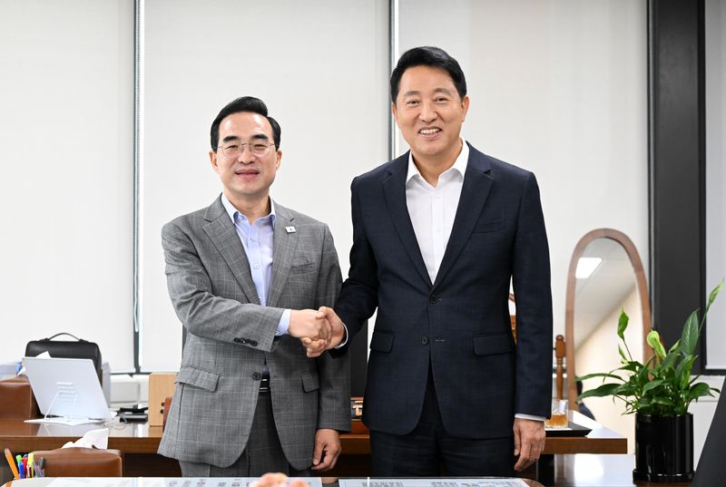오세훈 서울시장이 24일(금) 한국재정정보원에서 박홍근 기획예산처 장관(왼쪽)에게 노후 기반시설 개선사업 추진을 위한 국비 지원 건의 내용을 전달하며 기념촬영을 하고 있다.