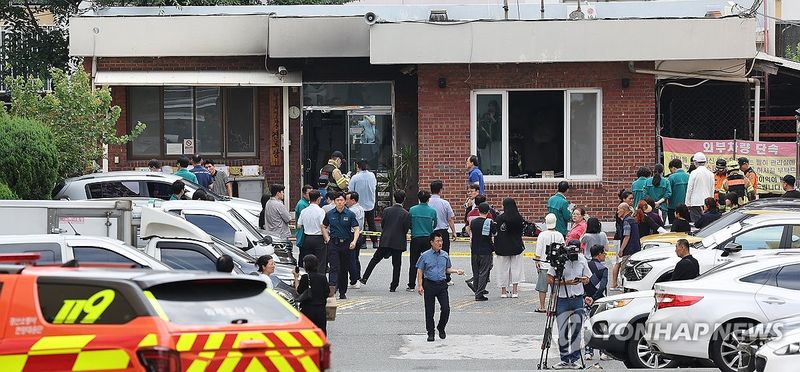 폭발 사고 난 경산 아파트 관리사무소 (출처=연합뉴스)