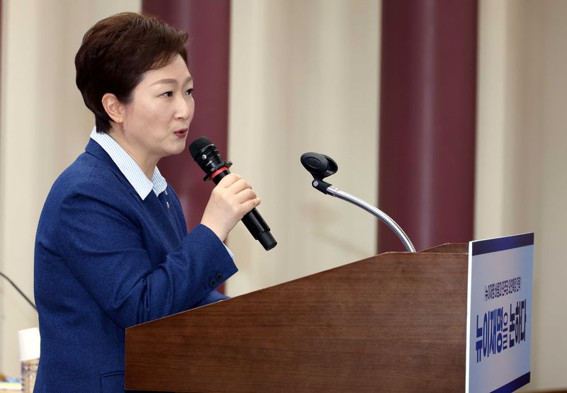 [서울=뉴시스] 조성봉 기자 =경찰이 이언주 더불어민주당 의원의 얼굴을 합성한 허위 음란물을 사회관계망서비스(SNS)에 게시한 혐의를 받는 60대 기업인을 검찰에 넘겼다. 사진은 이언주 더불어민주당 의원이 지난 3월 15일 오후 서울 여의도 국회 의원회관 소회의실에서 열린 '뉴이재명을 논하다' 토론회에서 인사말을 하고 있는 모습. 2026.07.24. suncho21@newsis.com