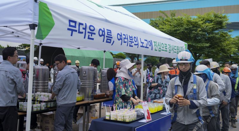 HD현대삼호가 본격적인 여름을 맞아 폭염 속에서 고생하는 근로자 전체를 대상으로 격려 행사를 대대적으로 추진한다.