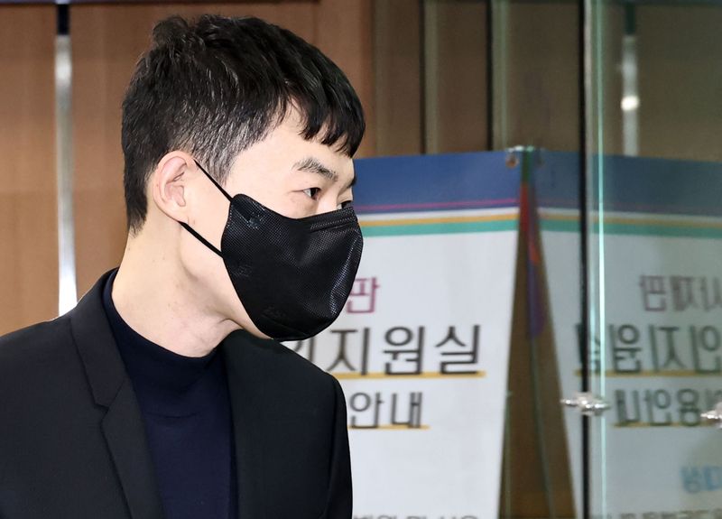 수능 모의고사 문항 거래 혐의를 받는 강사 현우진이 지난 4월서울 서초구 서울중앙지방법원에서 열린 부정청탁및금품등수수의금지에관한법률위반 첫 공판에 출석하고 있다. 사진=뉴스1