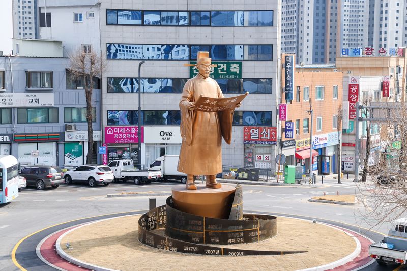 이천시 서희동상오거리에 세워진 장위공 서희 동상.(이천시 제공)