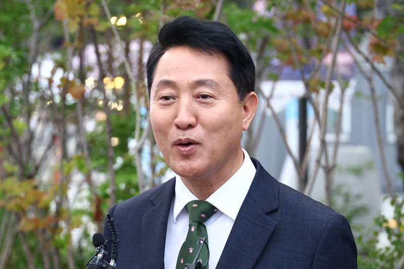 [서울=뉴시스] 고승민 기자 = 오세훈 서울시장이 22일 서울 광화문광장 감사의정원에서 열린 서울-에티오피아 문화교류 행사에 참석하기 전 입장을 밝히고 있다. 2026.07.22. kkssmm99@newsis.com