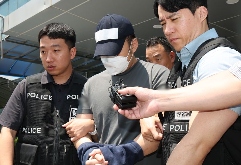 경기 화성시 동탄신도시에서 수십억 원대 전세사기를 벌인 후 해외로 도피했다가 현지 경찰에 붙잡혀 최근 송환된 서울중앙지검 소속 수사관 A 씨가 24일 경기 용인시 영통구 용인동부경찰서에서 영장실질심사(구속 전 피의자 심문)를 받기 위해 호송차로 향하고 있다. 2026.7.24 ⓒ 뉴스1 김영운 기자