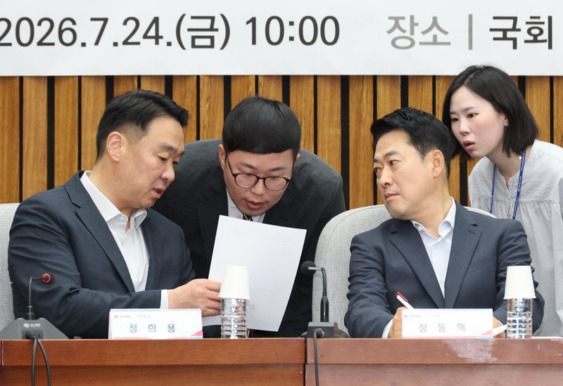[서울=뉴시스] 최진석 기자 = 장동혁(앞줄 오른쪽) 국민의힘 대표와 정희용 사무총장이 24일 여의도 국회에서 열린 '규제에서 시장으로, 징벌에서 합리로' 국민의힘 부동산정책 정상화 토론회에서 자료를 살펴보고 있다. 2026.07.24. myjs@newsis.com