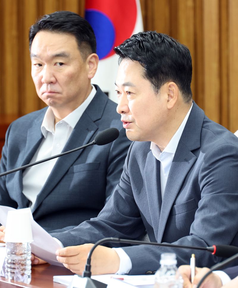 [서울=뉴시스] 최진석 기자 = 장동혁(오른쪽) 국민의힘 대표가 24일 여의도 국회에서 열린 '규제에서 시장으로, 징벌에서 합리로' 국민의힘 부동산정책 정상화 토론회에서 발언하고 있다. 2026.07.24. myjs@newsis.com