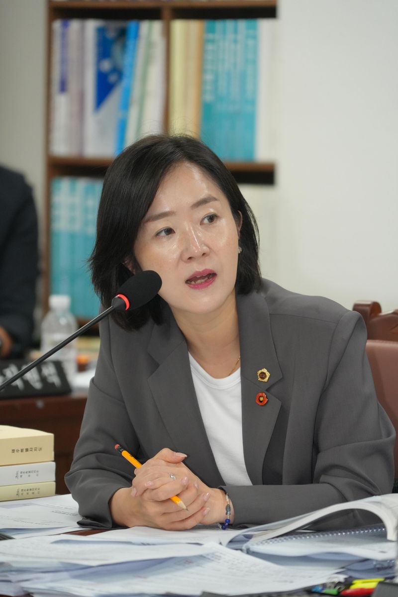 박지은 제주특별자치도의원이 제주도의회 문화관광체육위원회 회의에서 한라산 백록담 정상의 인증사진 대기 문제와 탐방객 안전대책을 질의하고 있다. 박 의원은 정상 표지석에 탐방객이 몰려 최대 2시간가량 기다리고 데크 통행까지 혼잡해진다며 실태조사와 개선방안 마련을 촉구했다. /사진=제주특별자치도의회 제공
