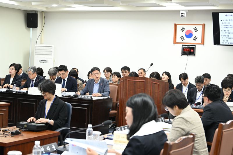 제주특별자치도의회 행정자치위원회가 23일 제2회 추가경정예산안을 심사하고 있다. 위원회에서는 민선9기 제주도정 조직개편에 앞서 기존 부서의 운영성과와 기능, 인력 배치 등을 점검하는 조직진단이 충분했는지를 놓고 질의가 이어졌다. /사진=제주특별자치도의회 제공