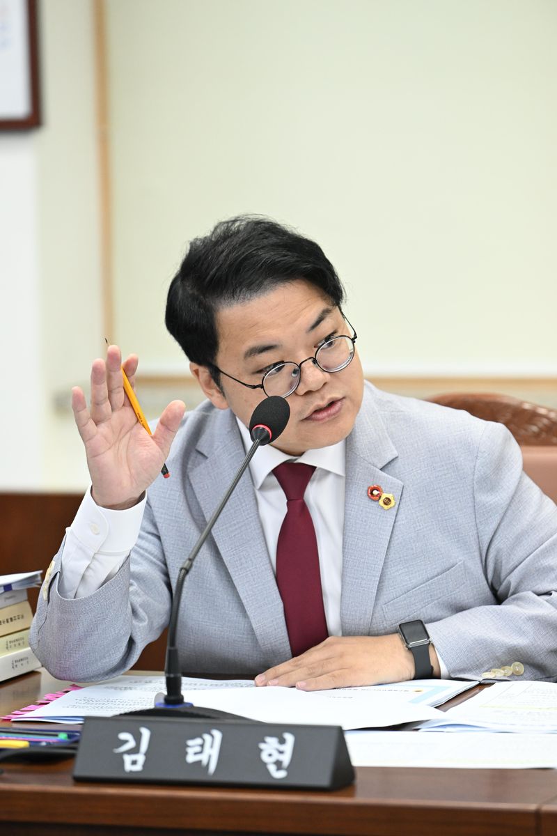 김태현 제주특별자치도의원이 23일 제주도의회 행정자치위원회 제2회 추가경정예산안 심사에서 민선9기 조직개편의 사전 진단과 내부 공감대 형성 필요성을 질의하고 있다. 김 의원은 기존 부서의 운영성과와 기능을 먼저 점검한 뒤 조직 정비를 추진해야 한다고 지적했다. /사진=제주특별자치도의회 제공