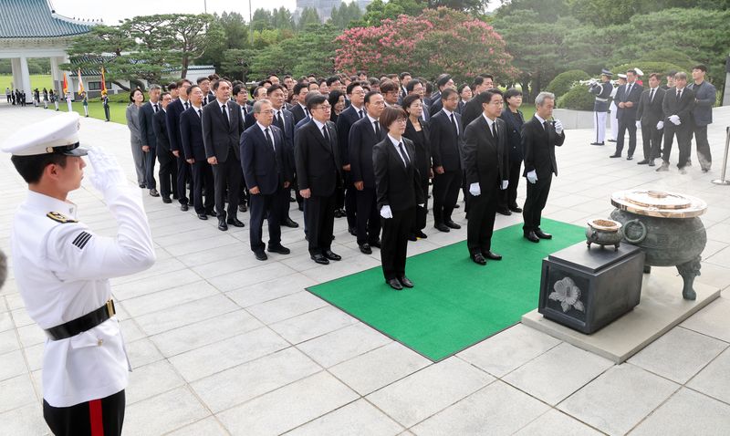 조정식 국회의장과 한병도, 정점식 여야 원내대표가 24일 오전 서울 동작구 국립현충원에서 의원들과 22대 후반기 국회 개원을 맞아 현충탑을 참배하고 있다. 2026.7.24 ⓒ 뉴스1 황기선 기자