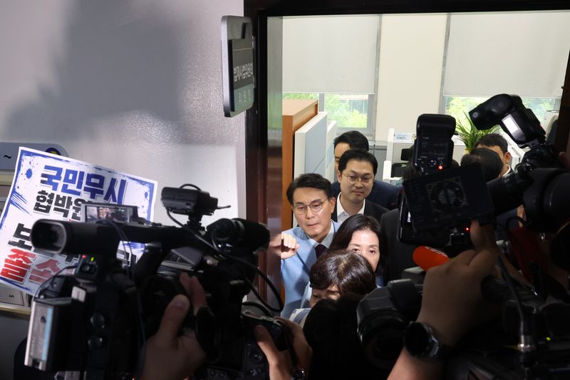 국민의힘 의원들이 8일 오후 서울 여의도 국회에서 더불어민주당의 법사위를 포함한 원 구성 강행을 항의하며 법사위원장실로 항의방문을 마치고 여당 의원들과 이동하고 있다. 2026.7.8 ⓒ 뉴스1 황기선 기자